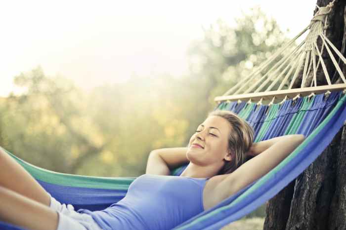 femme detente blond arbre