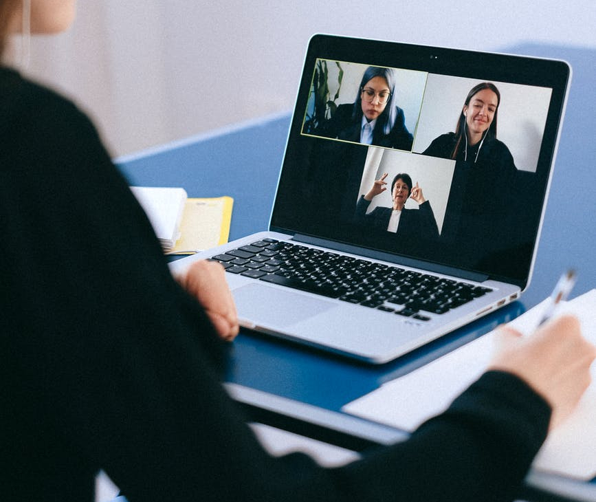 mains gens femme ordinateur portable