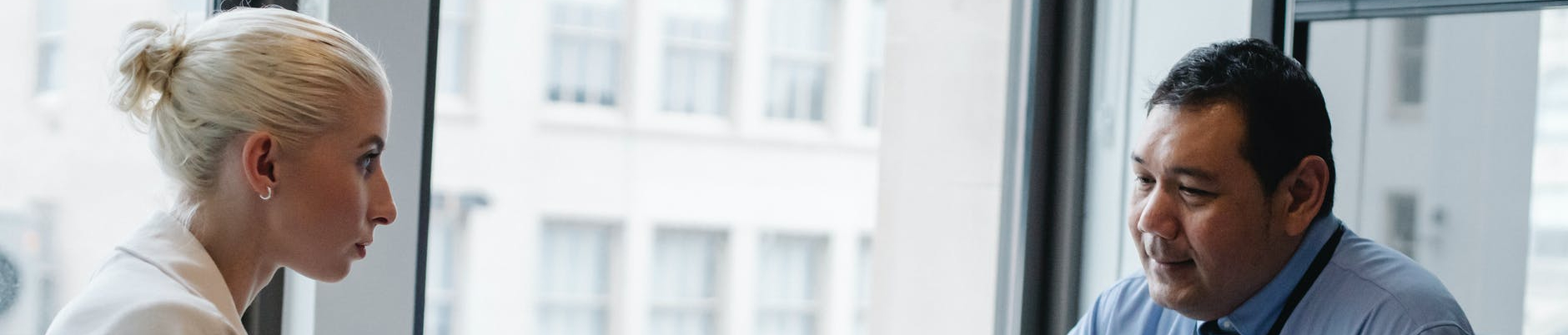 patron masculin ethnique cible interviewant le candidat au bureau